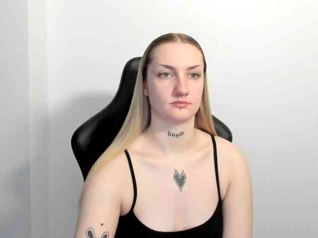 AlexaKisses webcam