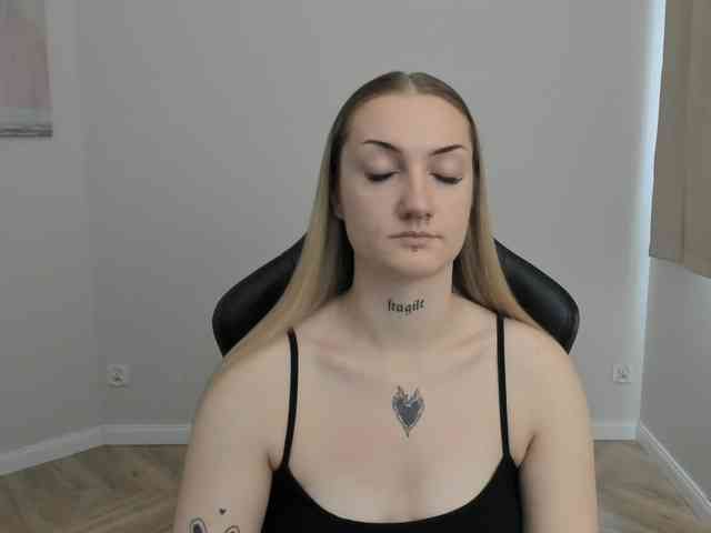 AlexaKisses webcam