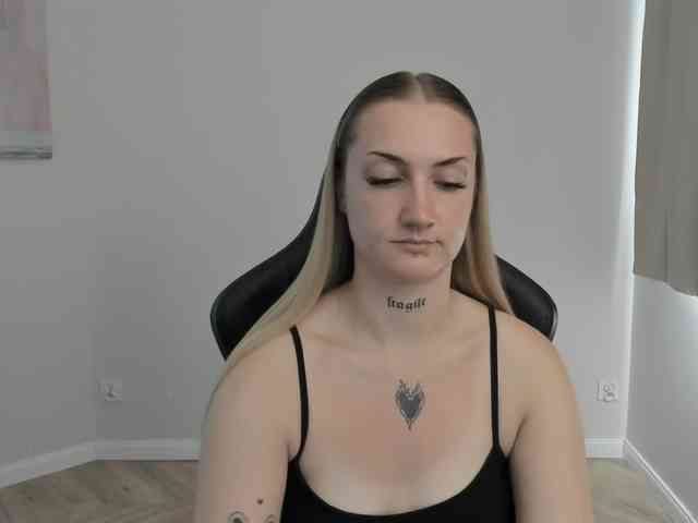 AlexaKisses webcam
