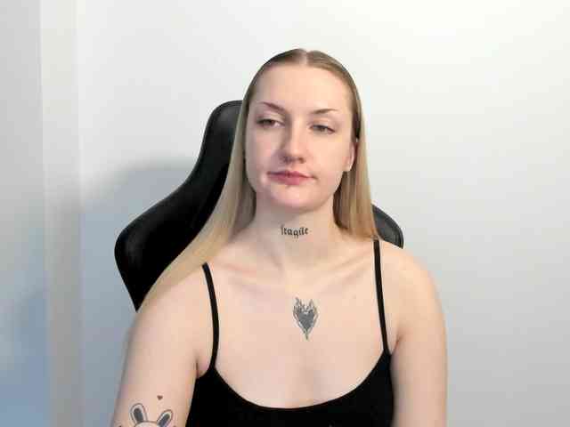 AlexaKisses webcam