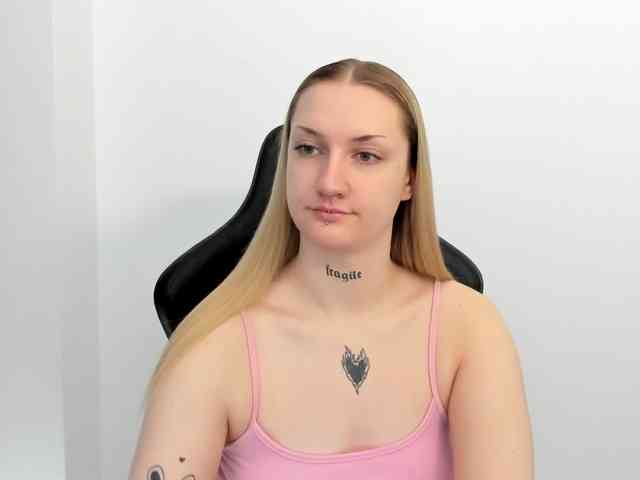 AlexaKisses webcam