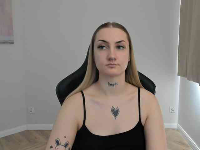 AlexaKisses webcam