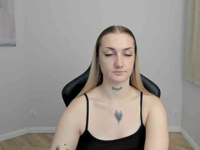 AlexaKisses webcam