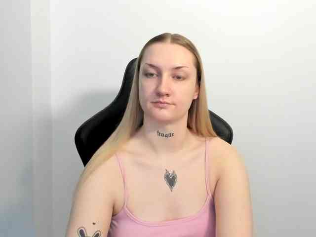AlexaKisses webcam