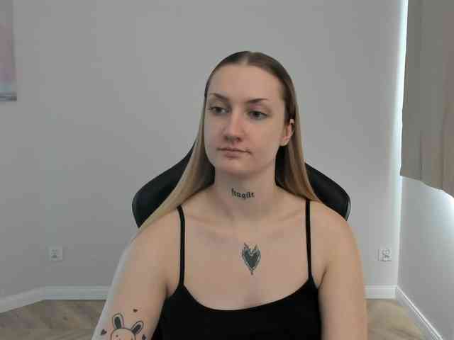 AlexaKisses webcam