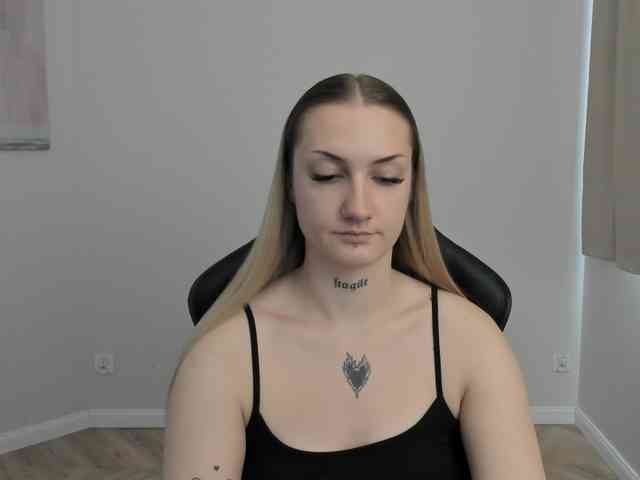 AlexaKisses webcam