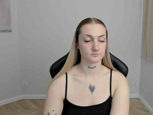 AlexaKisses webcam