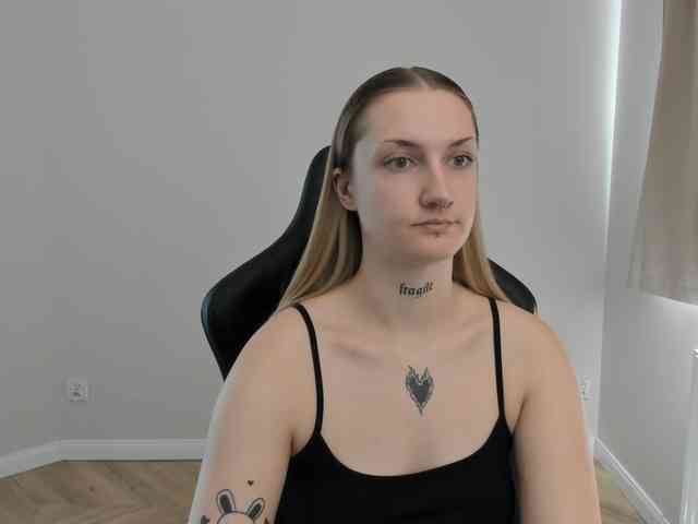AlexaKisses webcam