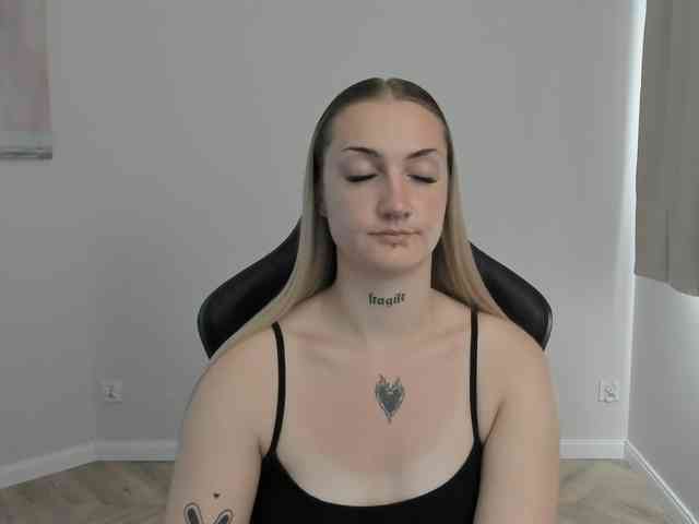 AlexaKisses webcam