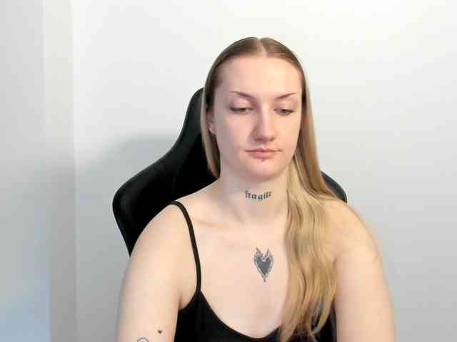 AlexaKisses webcam