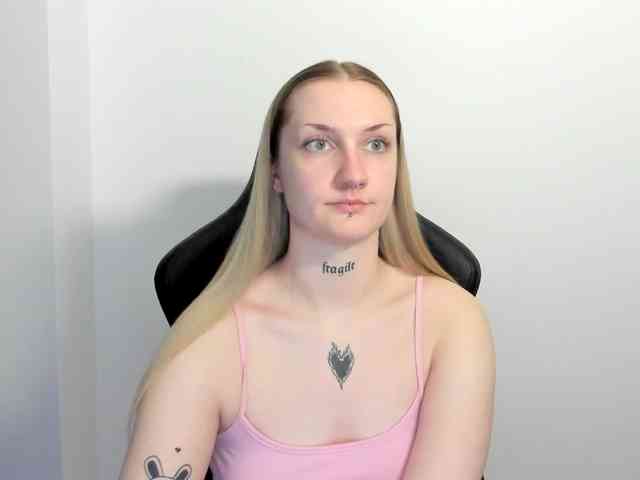 AlexaKisses webcam