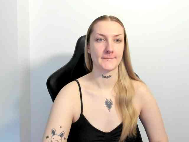 AlexaKisses webcam