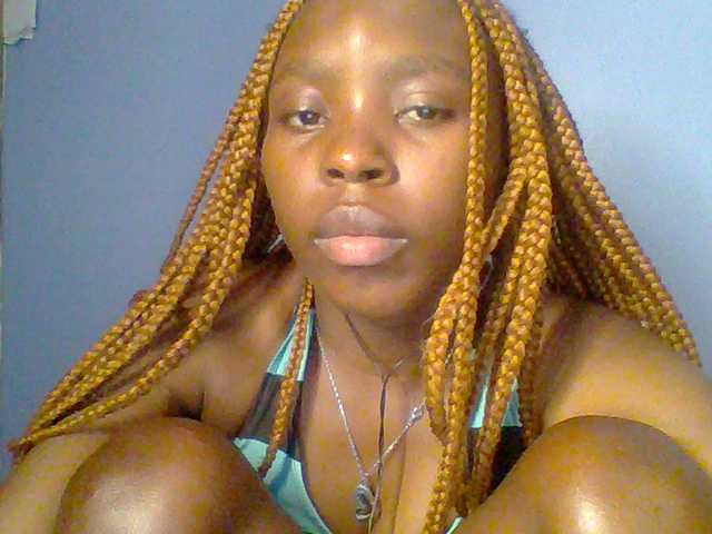 le modèle chocolate-brownie est en webcam porno dans un show sur le site bongacams, il possède les tags suivants: Ebony,Redhead,Trimmed