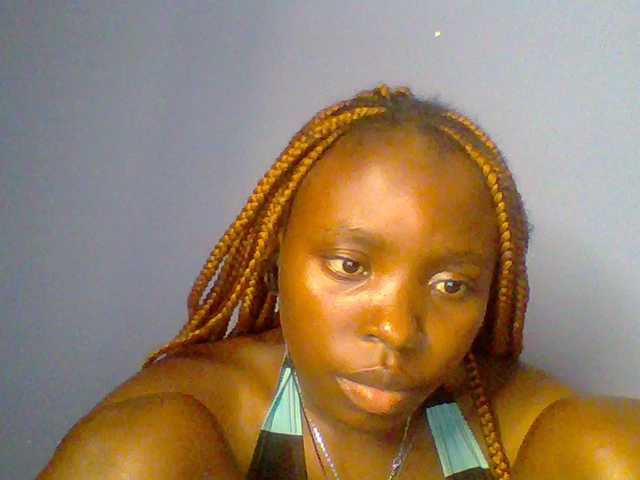 le modèle chocolate-brownie est en webcam porno dans un show sur le site bongacams, il possède les tags suivants: Ebony,Redhead,Trimmed