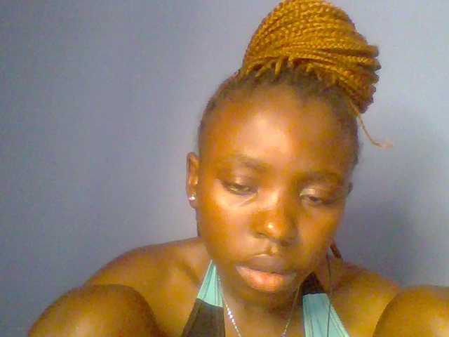 le modèle chocolate-brownie est en webcam porno dans un show sur le site bongacams, il possède les tags suivants: Ebony,Redhead,Trimmed