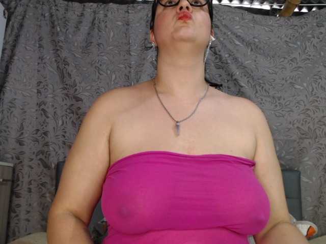 le modèle soe-lara est en webcam porno dans un show sur le site bongacams, il possède les tags suivants: Latino/Hispanic,Brunette,Shaved