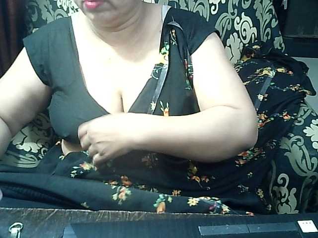 Indianbhabhimilf40 live cam on BongaCams