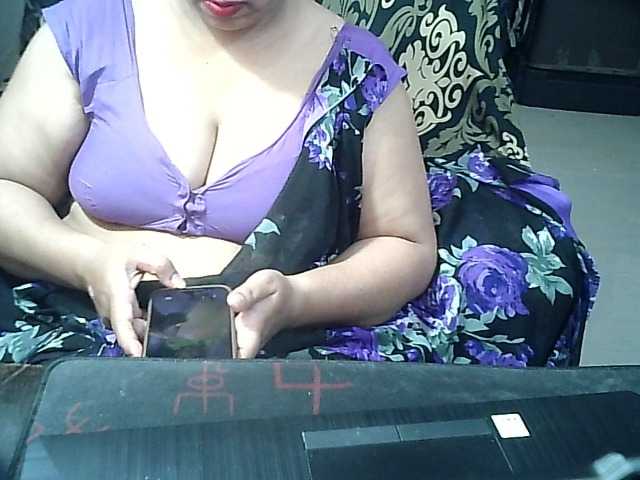 Indianbhabhimilf40 live cam on BongaCams