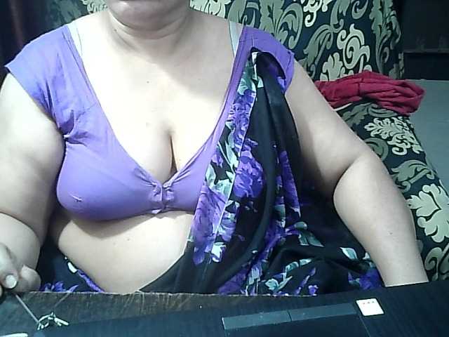 Indianbhabhimilf40 live cam on BongaCams