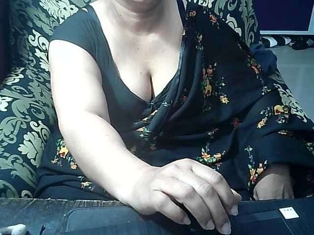 Indianbhabhimilf40 live cam on BongaCams