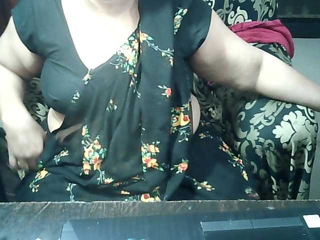 Indianbhabhimilf40 live cam on BongaCams