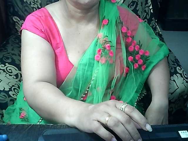 Indianbhabhimilf40 live cam on BongaCams