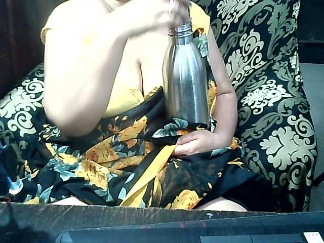 Indianbhabhimilf40 live cam on BongaCams