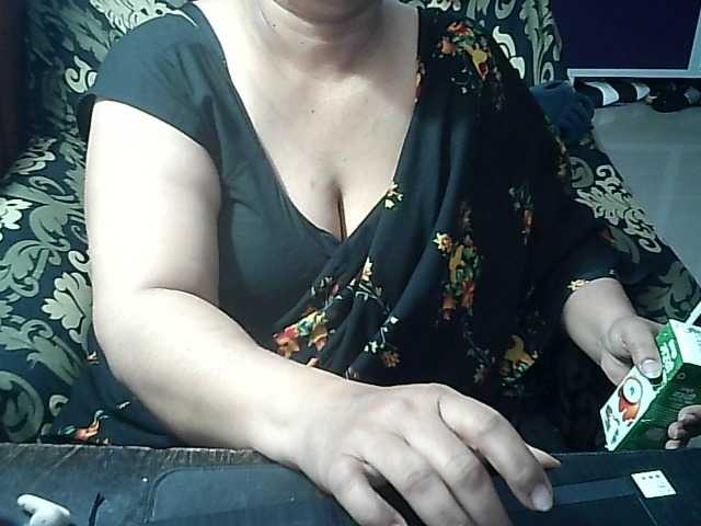 Indianbhabhimilf40 live cam on BongaCams