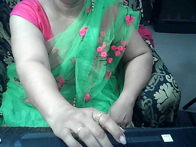 Indianbhabhimilf40 live cam on BongaCams