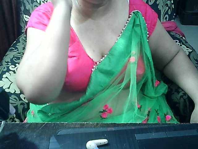 le modèle Indianbhabhimilf40 est en webcam porno dans un show sur le site bongacams, il possède les tags suivants: Indian,Brunette,Hairy