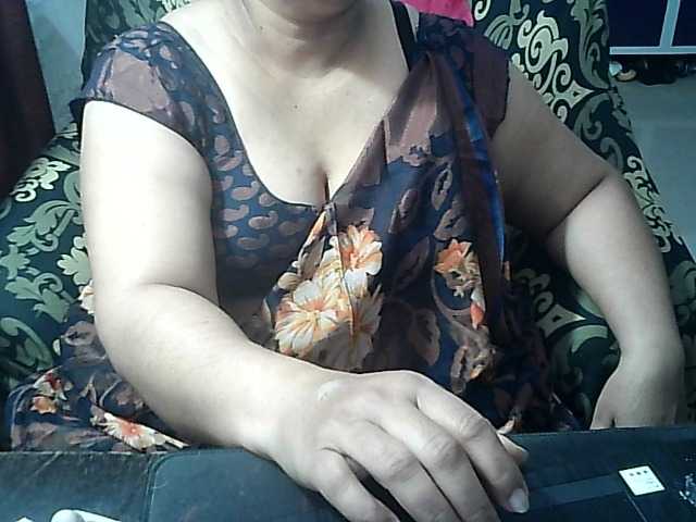 Indianbhabhimilf40 live cam on BongaCams