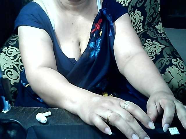 Indianbhabhimilf40 live cam on BongaCams