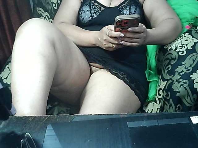 Indianbhabhimilf40 live cam on BongaCams