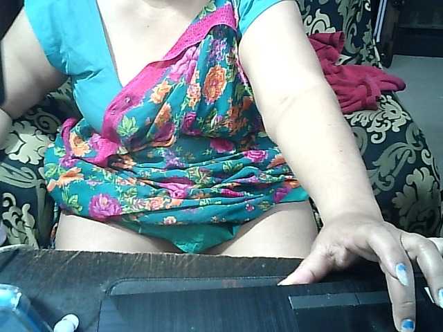 Indianbhabhimilf40 live cam on BongaCams