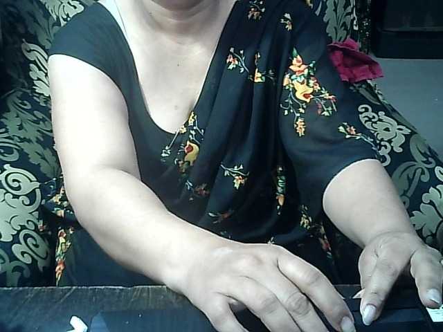 Indianbhabhimilf40 live webcam show