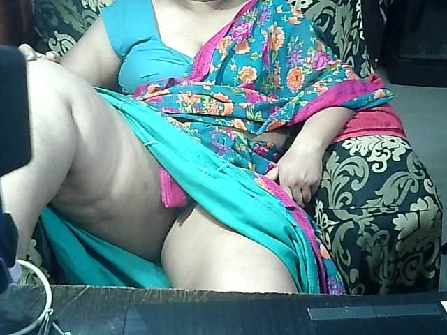Indianbhabhimilf40 live cam on BongaCams