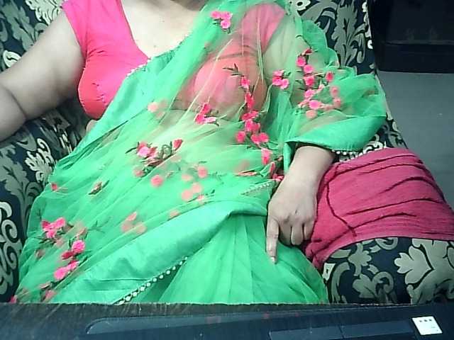 Indianbhabhimilf40 live cam on BongaCams