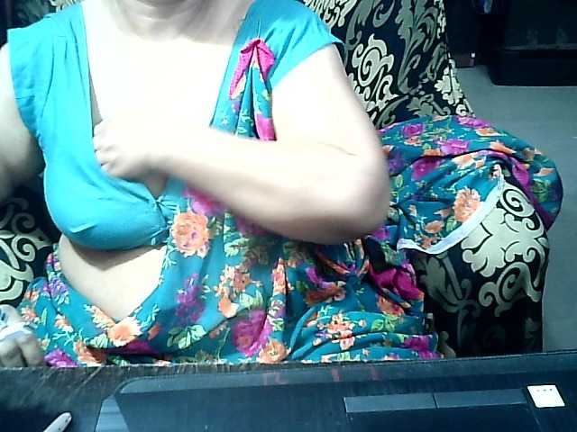 Indianbhabhimilf40 live cam on BongaCams
