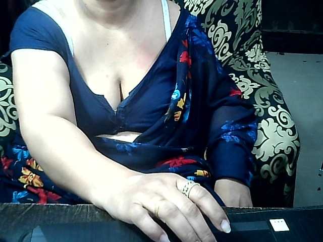Indianbhabhimilf40 live cam on BongaCams