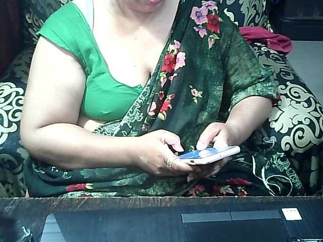 Indianbhabhimilf40's BongaCams show and profile