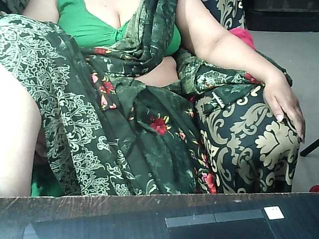 Indianbhabhimilf40 live cam on BongaCams
