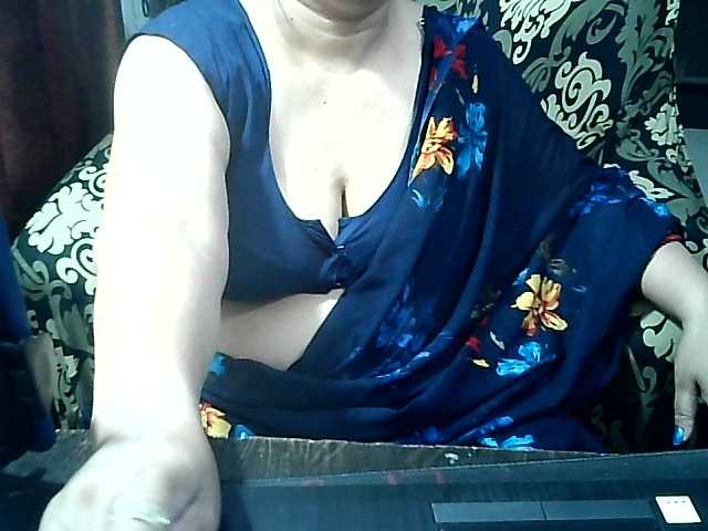 Indianbhabhimilf40 live cam on BongaCams