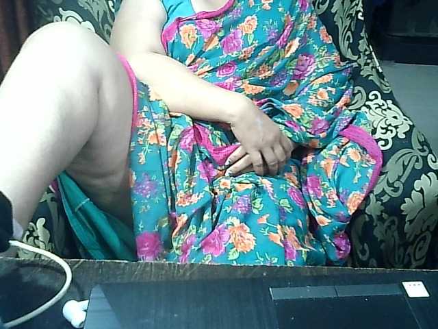 Indianbhabhimilf40 live cam on BongaCams