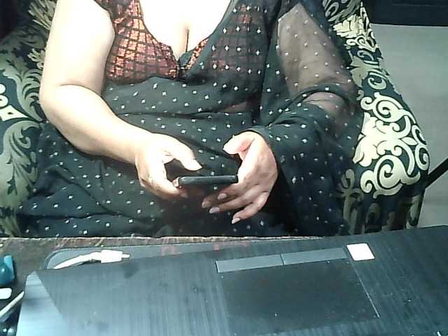Indianbhabhimilf40 Live Cam on BongaCams