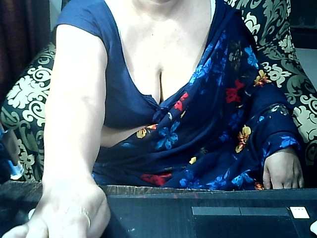 Indianbhabhimilf40 live cam on BongaCams
