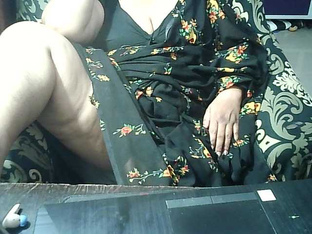 Indianbhabhimilf40, 40 y/o - Live Cam on BongaCams