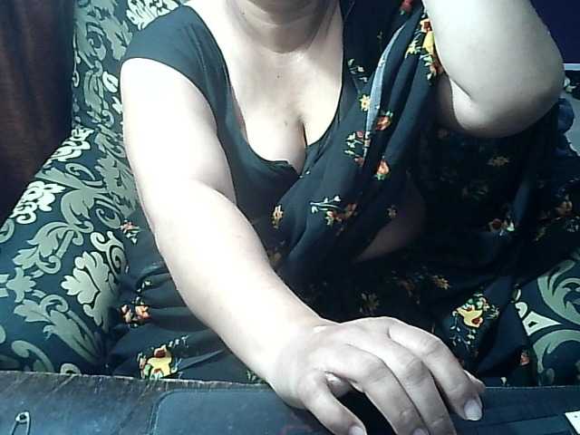 Indianbhabhimilf40 live cam on BongaCams