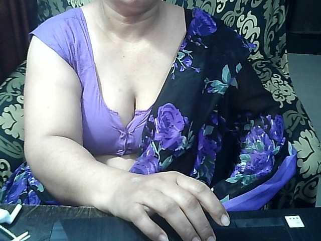 Indianbhabhimilf40 live cam on BongaCams