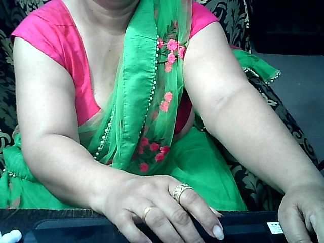 Indianbhabhimilf40 live cam on BongaCams