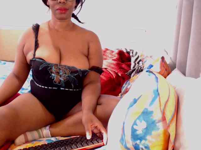JUICYBOOBS36DD webcam